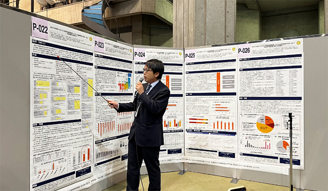 日本病態栄養学会年次学術集会でポスター発表する田中文彦氏