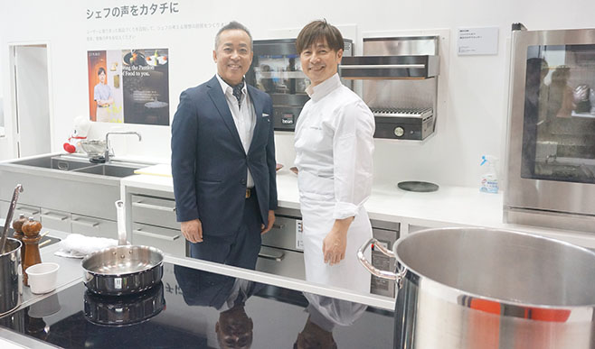 次世代厨房機器を紹介するタニコーの谷口社長と「JINBO MINAMI AOYAMA」の神保シェフ
