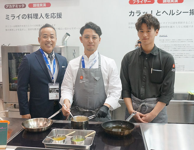 左から、谷口社長、「天谷調理製菓専門学校」の多田先生、「Foodies Hub」スタッフの竹内さん