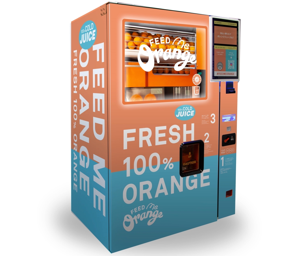 第1弾のオレンジ生搾りジュース自販機「Feed ME Orange」