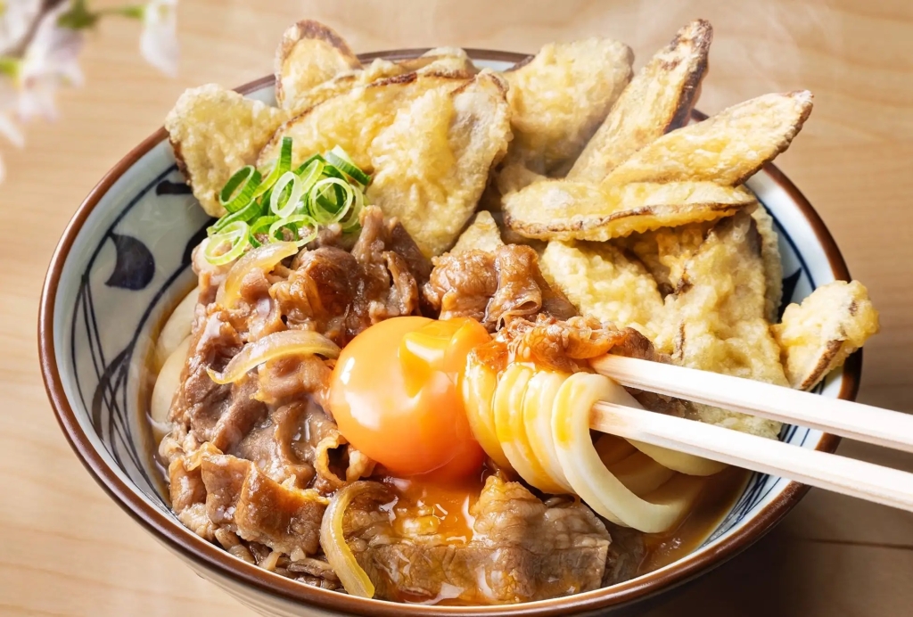 丸亀製麺 「焼きたて牛すきごぼ天ぶっかけうどん」イメージ