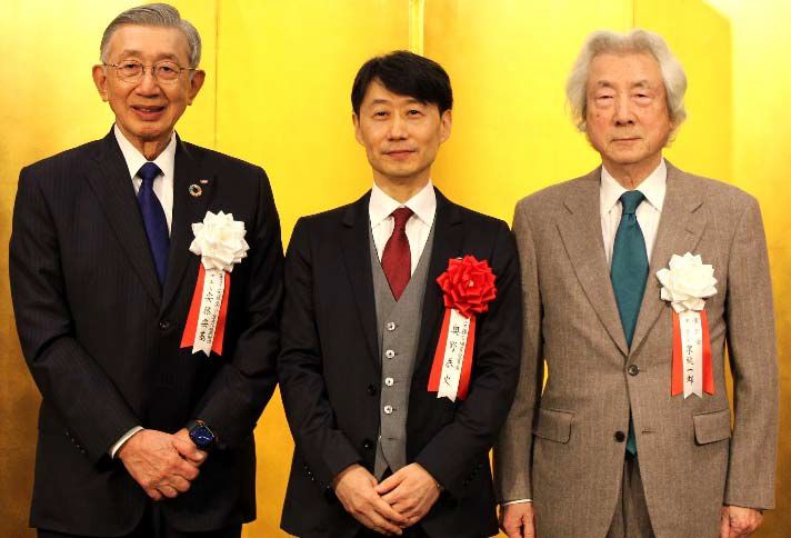 左から安藤宏基理事長、奥野恭史氏、小泉純一郎会長