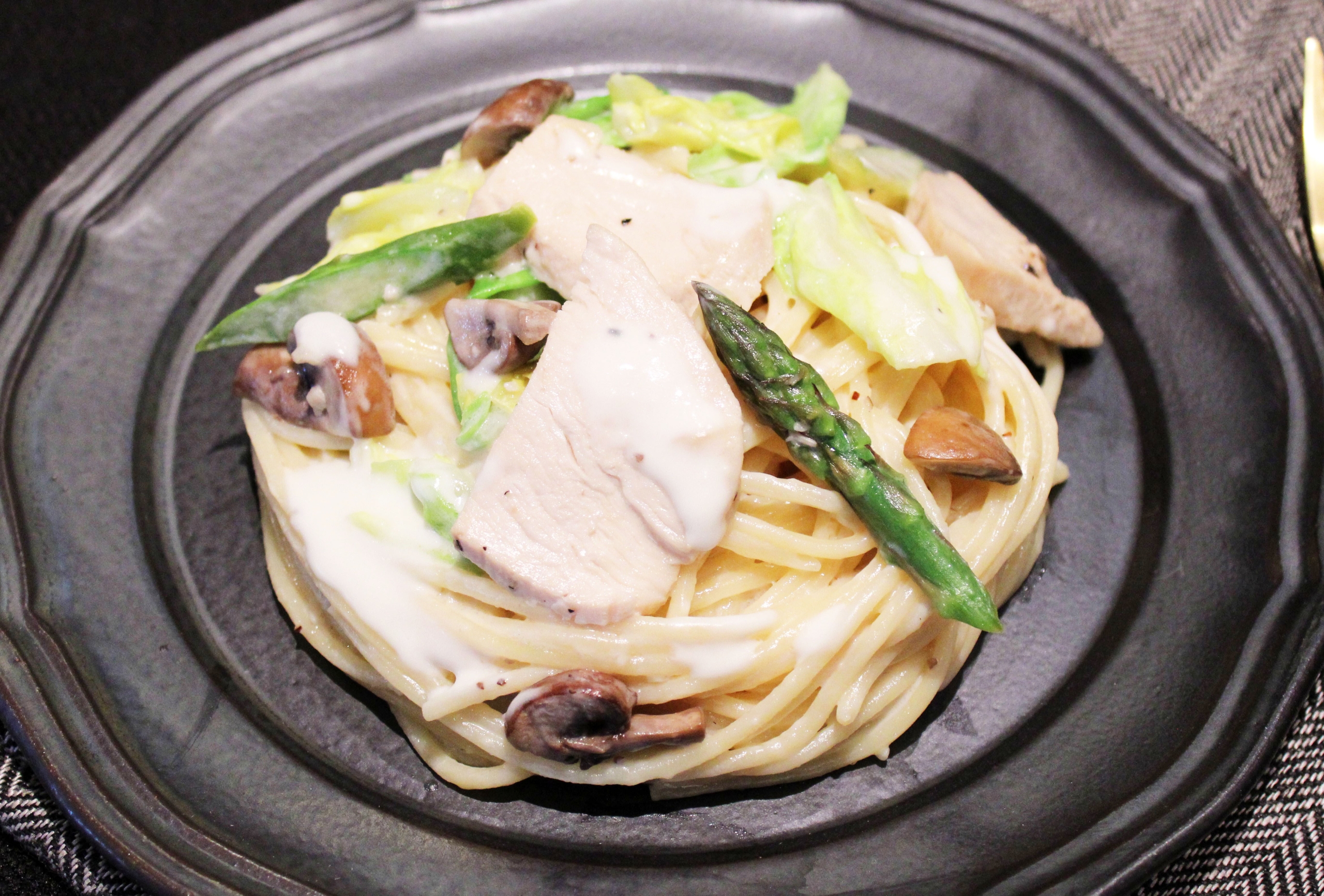 ニップン「もちっとカフェ」春野菜とチキンのもちっとおいしいクリームソーススパゲッティ