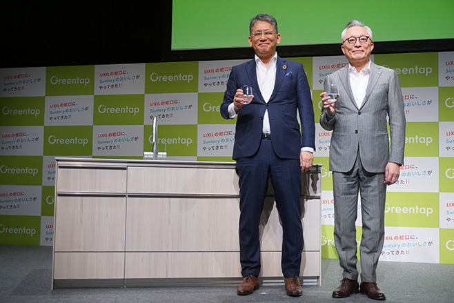 (左から)LIXILの瀬戸社長兼CEOとサントリー食品の柳井常務