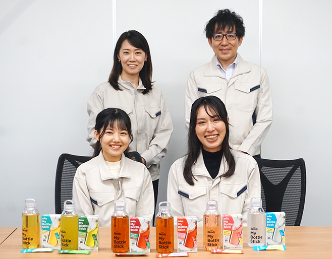 開発研究所のメンバー(後列左から時計回りに)山本さん、中村さん、松村さん、井口さん