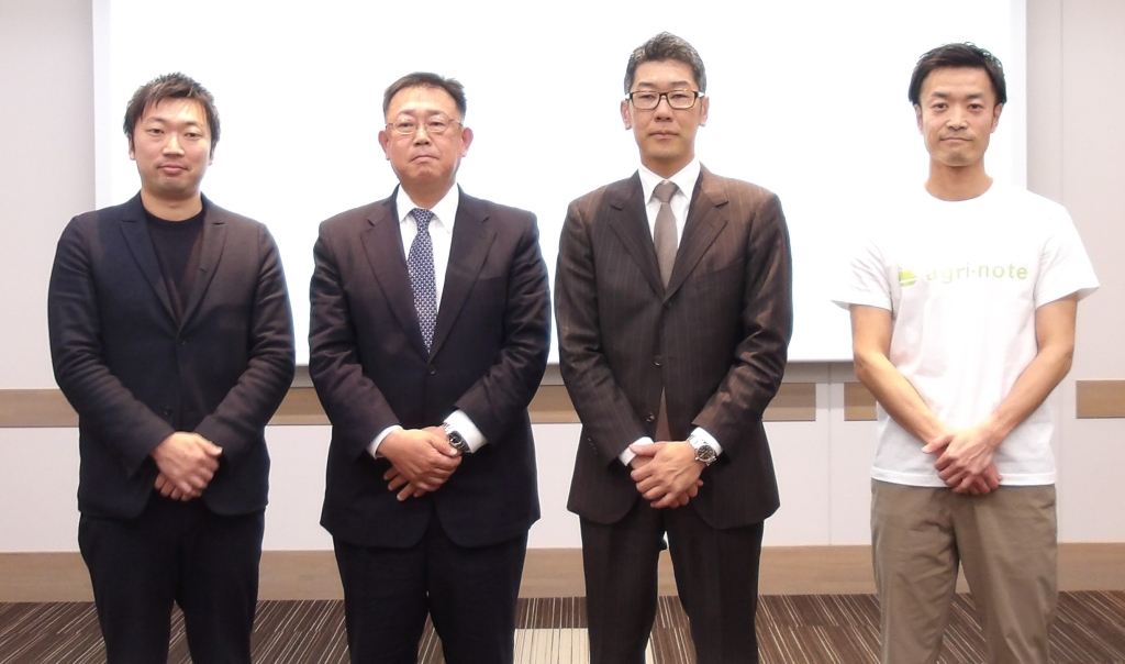 左からGreen Carbon･大北代表、バイエルCSカスタマーマーケティング本部･仁木理人本部長、坂田社長、ウォーターセル･渡辺社長