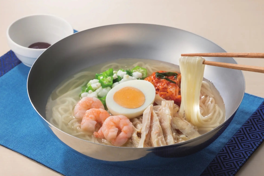 ガスト 「海老と蒸し鶏のコク旨冷麺」