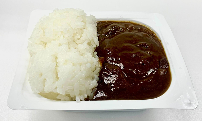 ご飯を片側に寄せてアパ社長カレーをイン