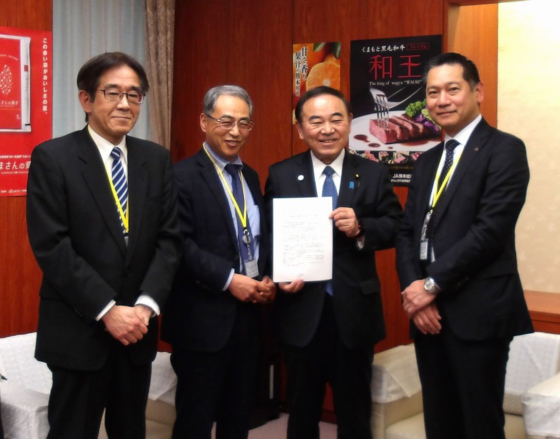 写真中央左が全国味噌工業協同組合連合会・永江副会長、中央右が坂本農相