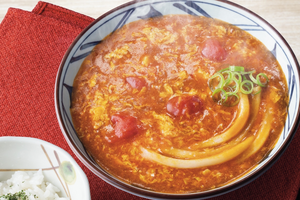 丸亀製麺×TOKIO「トマたまカレーうどん」イメージ