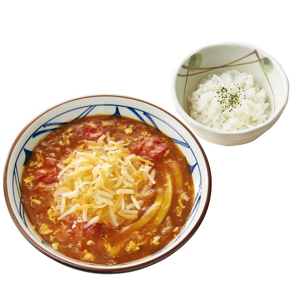 丸亀製麺×TOKIO「とろけるチーズのトマたまカレーうどん」