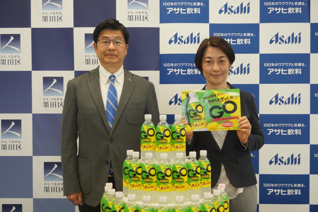 写真:(左から)山本亨墨田区長、アサヒ飲料マーケティング本部林未知香マーケティング一部長