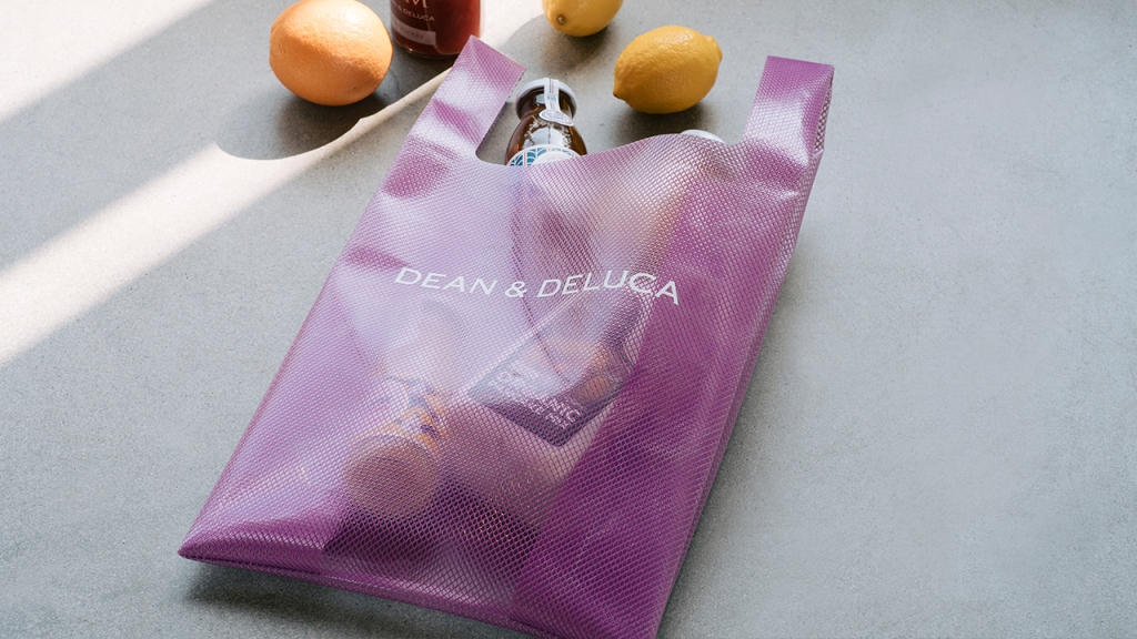 DEAN & DELUCA(ディーン&デルーカ)「ショッピングバッグ ブルーベリー」使用イメージ