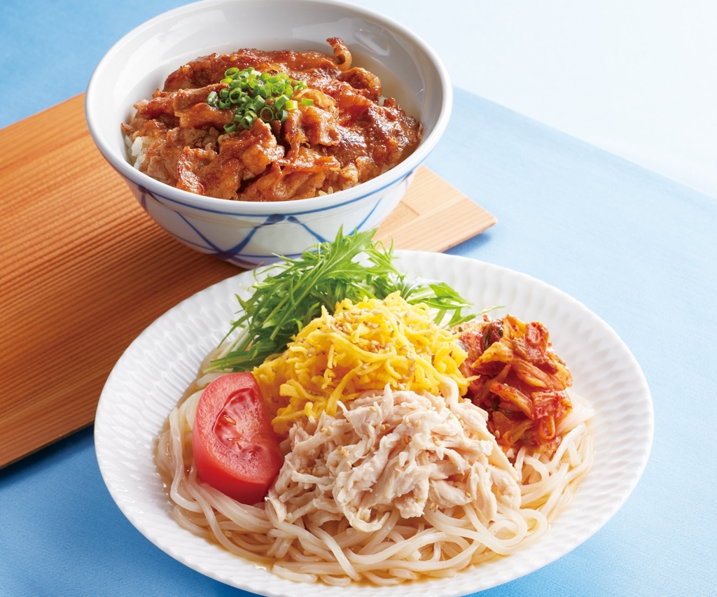 ジョイフル「蒸し鶏の盛岡冷麺とコチジャン焼肉丼」