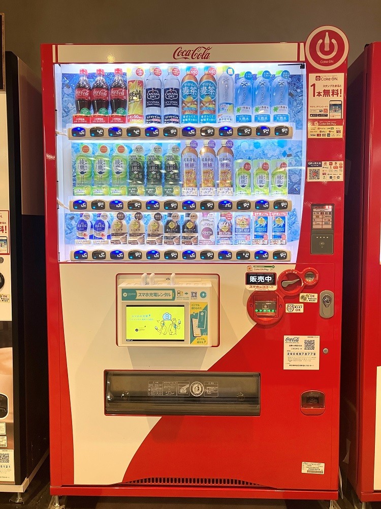 「ChargeSPOT」のバッテリースタンドが搭載された同社自動販売機