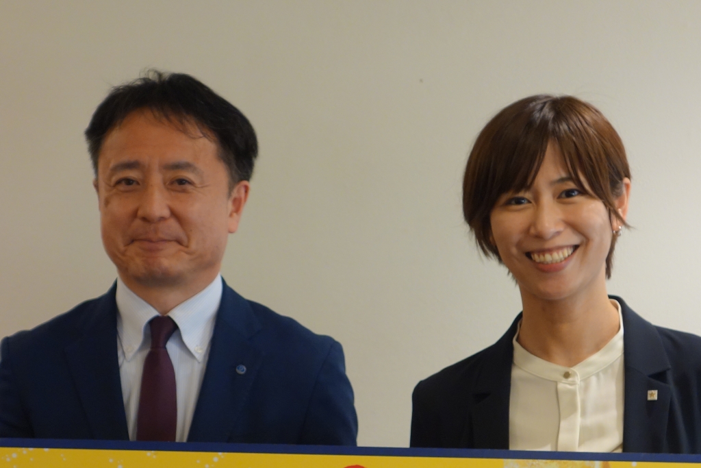 サッポロビールの宮寿ブランドマネージャー(右)と伯方塩業プロモーション部の井上部長