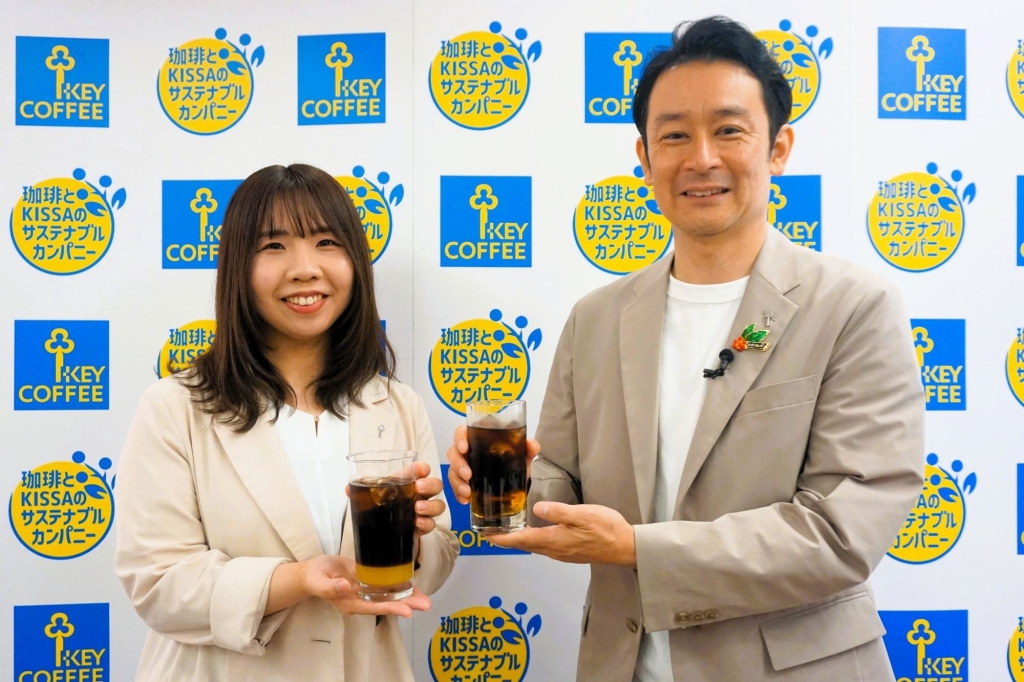 コーヒー鑑定士でもある藤田靖弘主幹（右）と、同社SCM本部購買チームの北愛夢主任