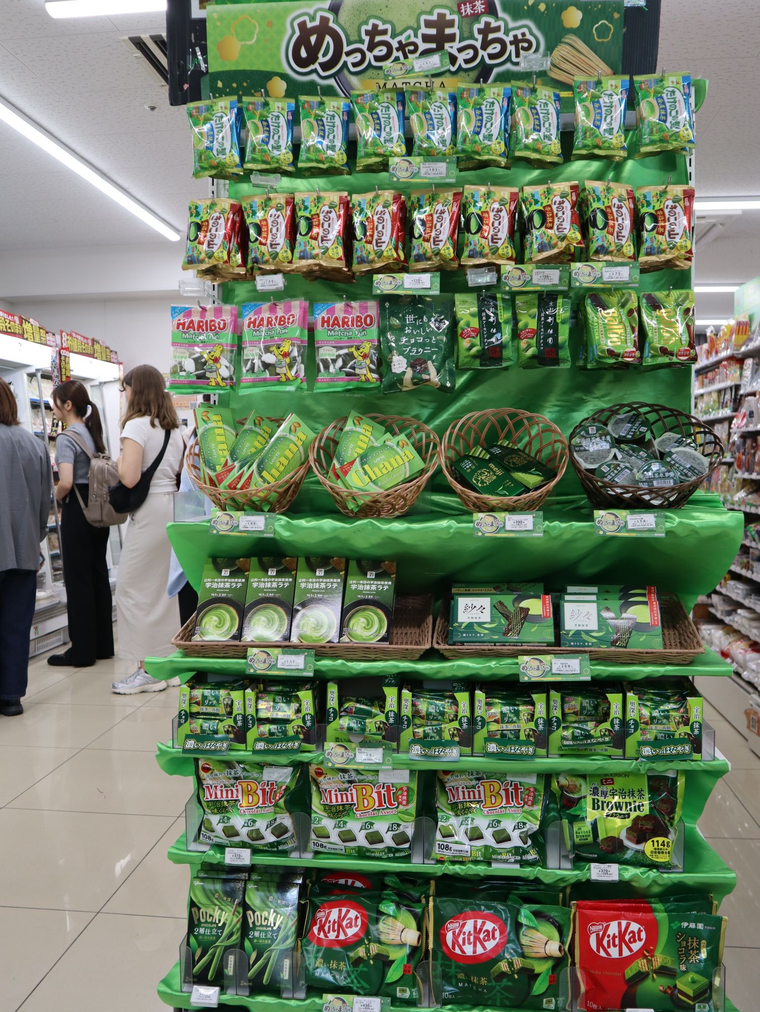 キャンペーン連動で抹茶味の菓子売り場を展開（セブン-イレブン千代田二番町店）