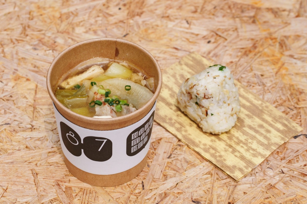 キッチンカーで販売された「こだわりのみそ汁とおにぎり」