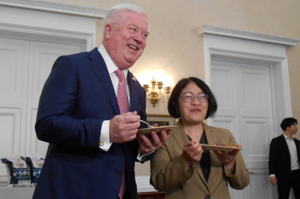 ジョージ・グラス駐日米国大使(左)とイオンの土屋副社長
