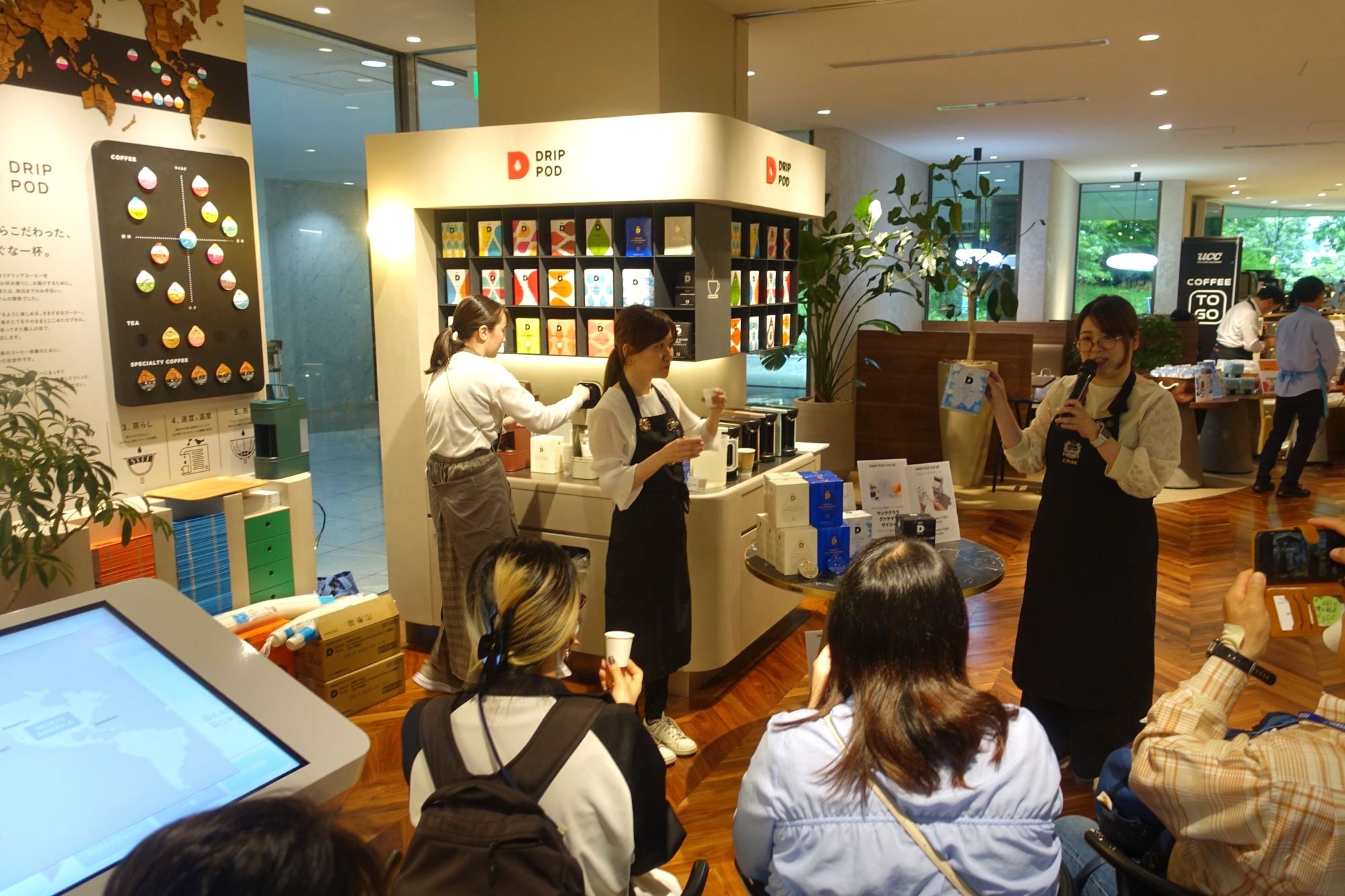 「DRIP POD YOUBI」を紹介する中井講師(右)と村田果穂講師(中央)