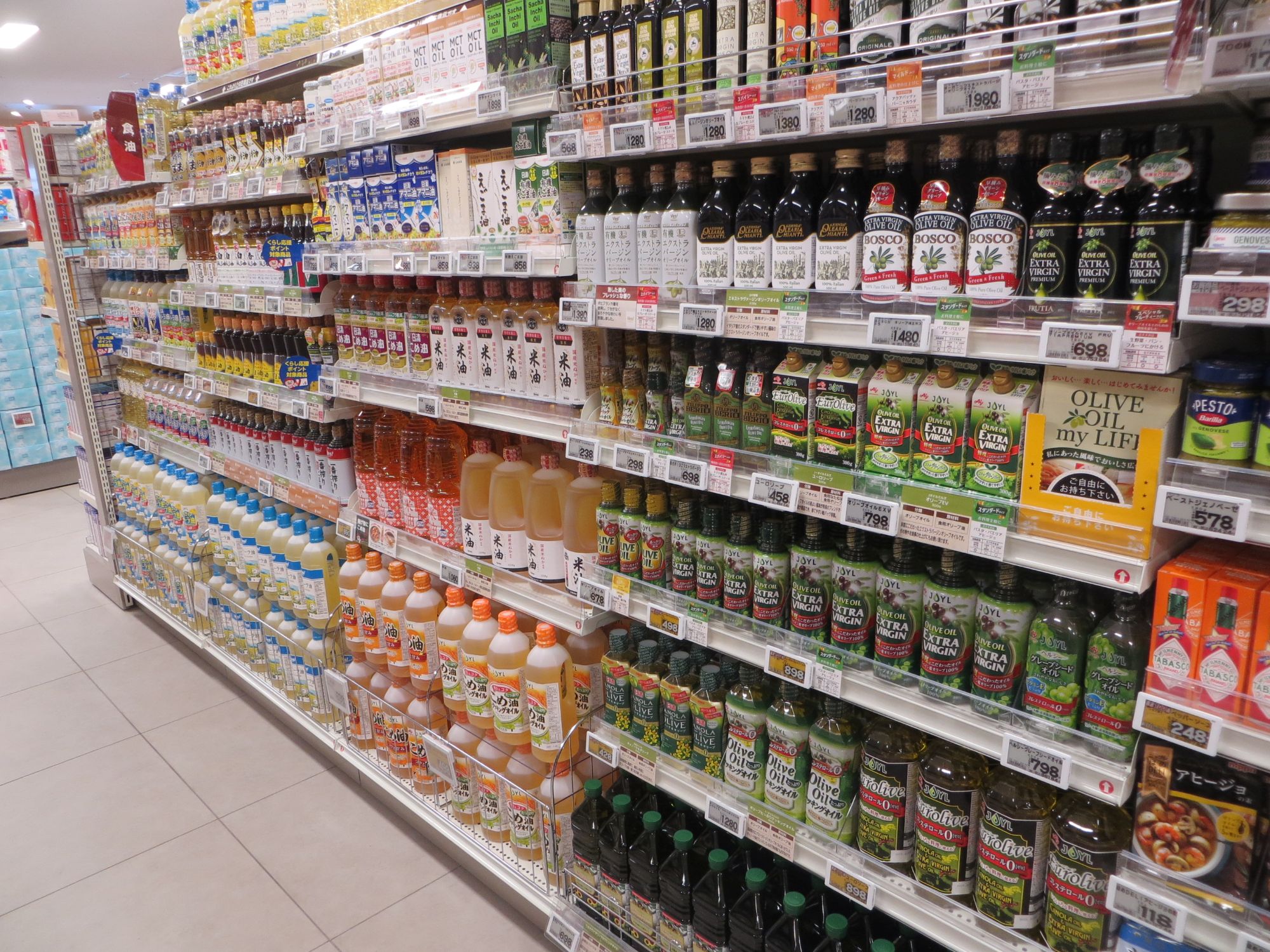 量販店の家庭用製油売り場(写真はイメージ)