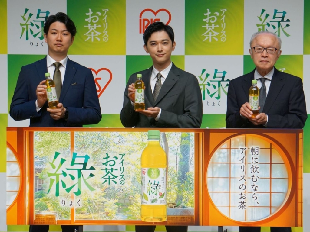 (左から)勝間室長、吉沢さん、柴田氏