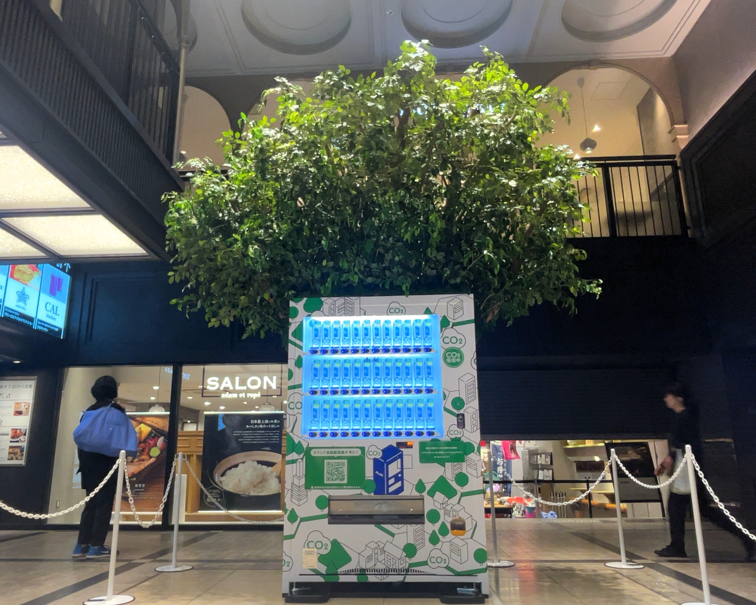 銀座に設置された「CO2を食べる自販機」特別仕様タイプ