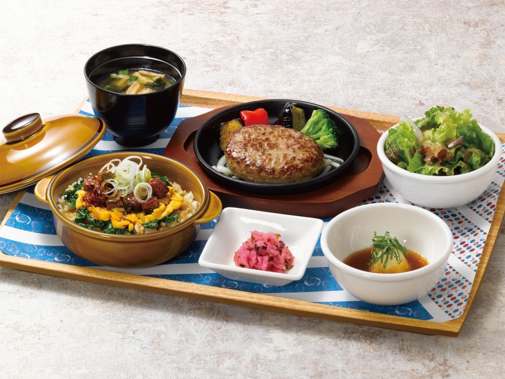 ロイヤルホスト「洋風うなぎご飯&黒×黒ハンバーグ(サラダ・味噌汁・漬物付)」