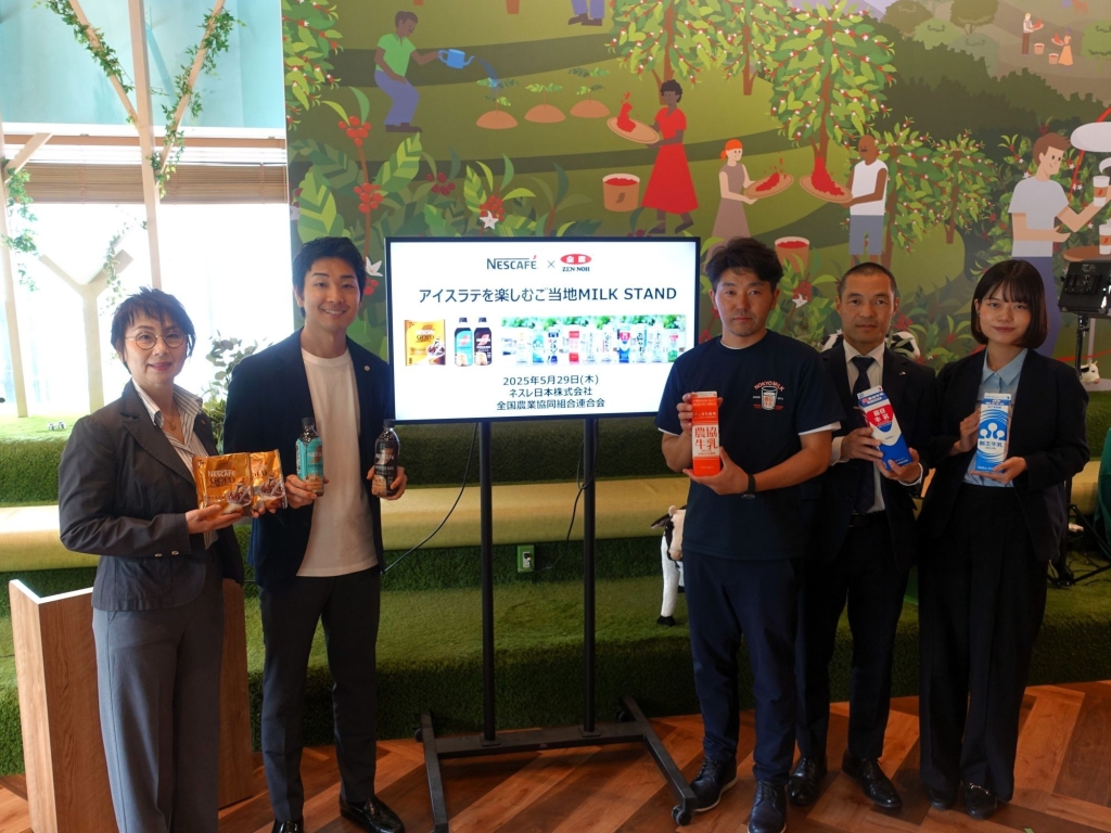 (左から)ネスレ日本 飲料事業本部のハンクス香里氏、吉岡修平氏、富澤牧場の冨澤裕敏氏、JA全農 酪農部の天野琢氏、寺崎優喜氏