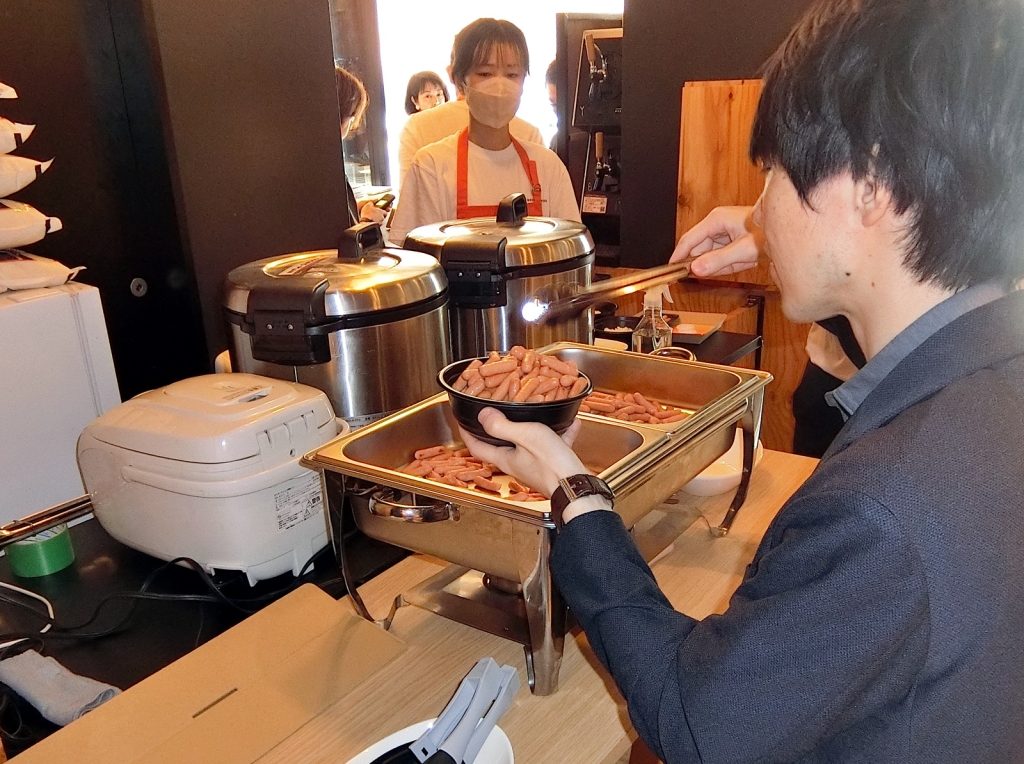 「昼の部」ではご飯の上にポークビッツを好きなだけ盛り付けできる