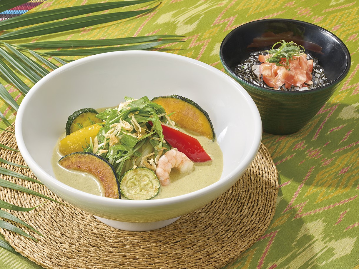 ジョナサン「夏野菜のグリーンカレー冷麺&ちいさなサーモンごはんセット」
