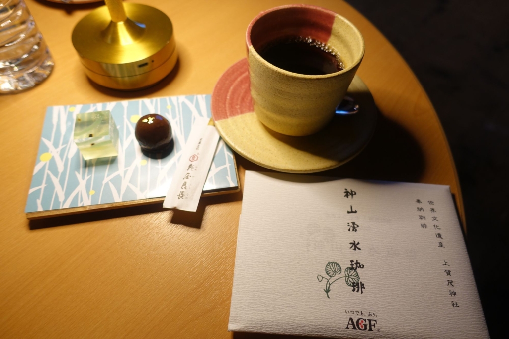 夜カフェでは神山湧水で淹れたコーヒーと和菓子のセットを提供