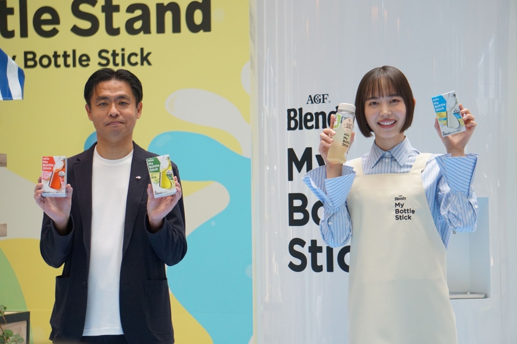 (左から)増田マネージャー、女優の井桁弘恵さん