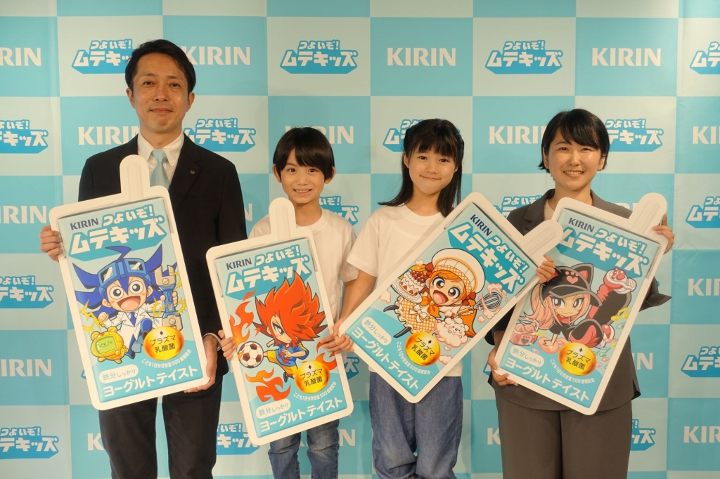 「キリン つよいぞ!ムテキッズ」を紹介するマーケティング部長の鈴木さん(左)と遠藤さん(右)