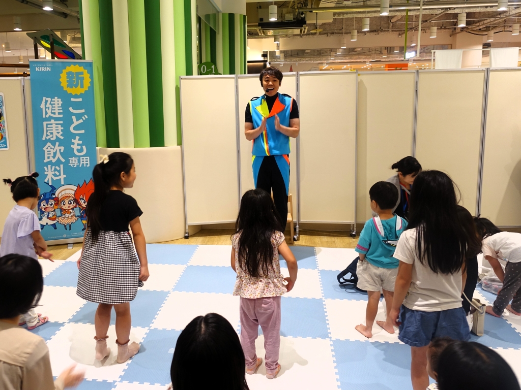 6月16日には、体操のお兄さん・小林よしひささんが手遊びや体操を教える親子セミナーに参加した