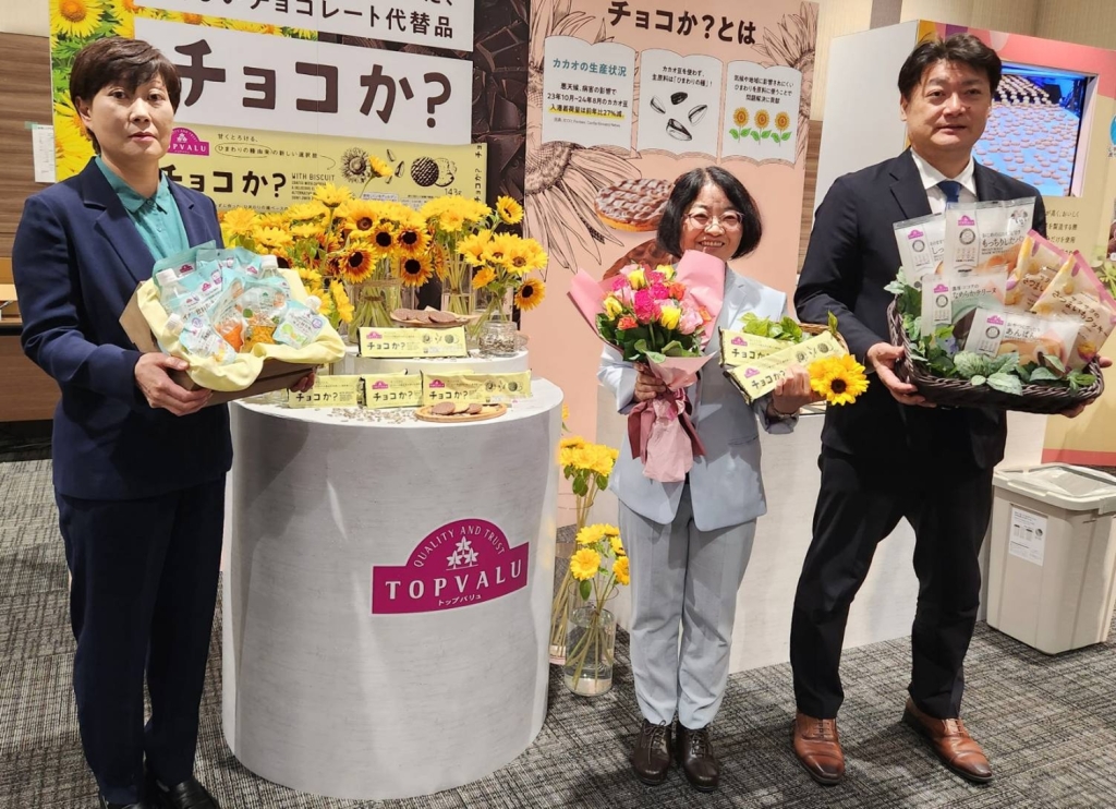 右から髙橋取締役開発本部長、土谷社長、小田嶋衣料本部長