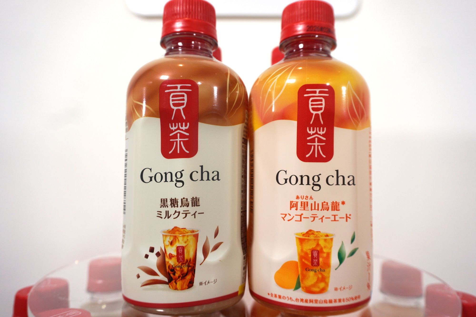 (左から)リニューアルした「貢茶(ゴンチャ) 黒糖烏龍ミルクティー」 と新商品「貢茶 阿里山烏龍マンゴーティーエード」