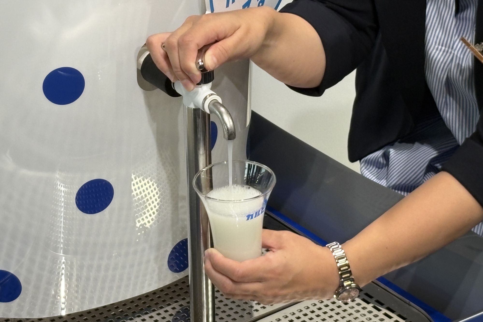 蛇口をひねるだけで冷えた「カルピス」が飲める