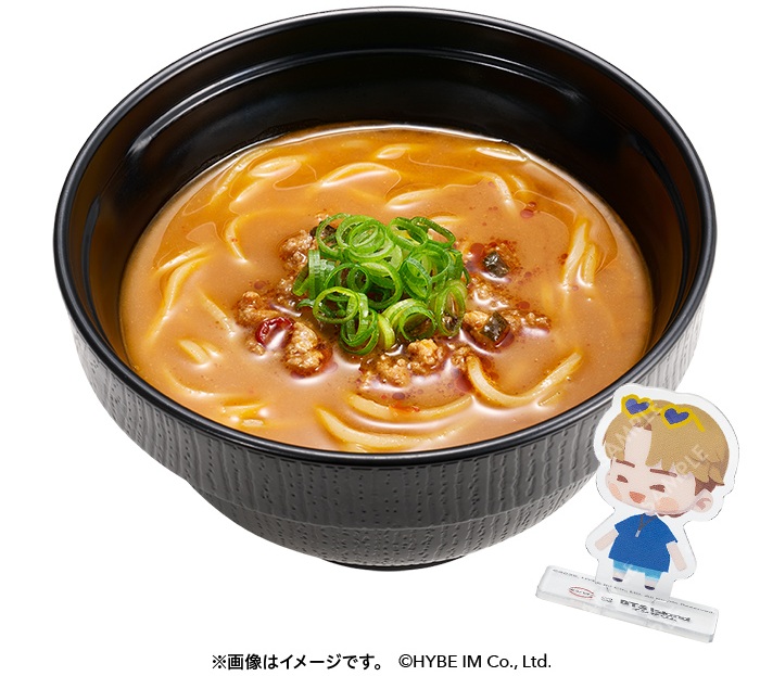 「挑戦!旨辛ミンチラーメン BTS Island:インザソムコラボ限定ミニアクスタ付き」