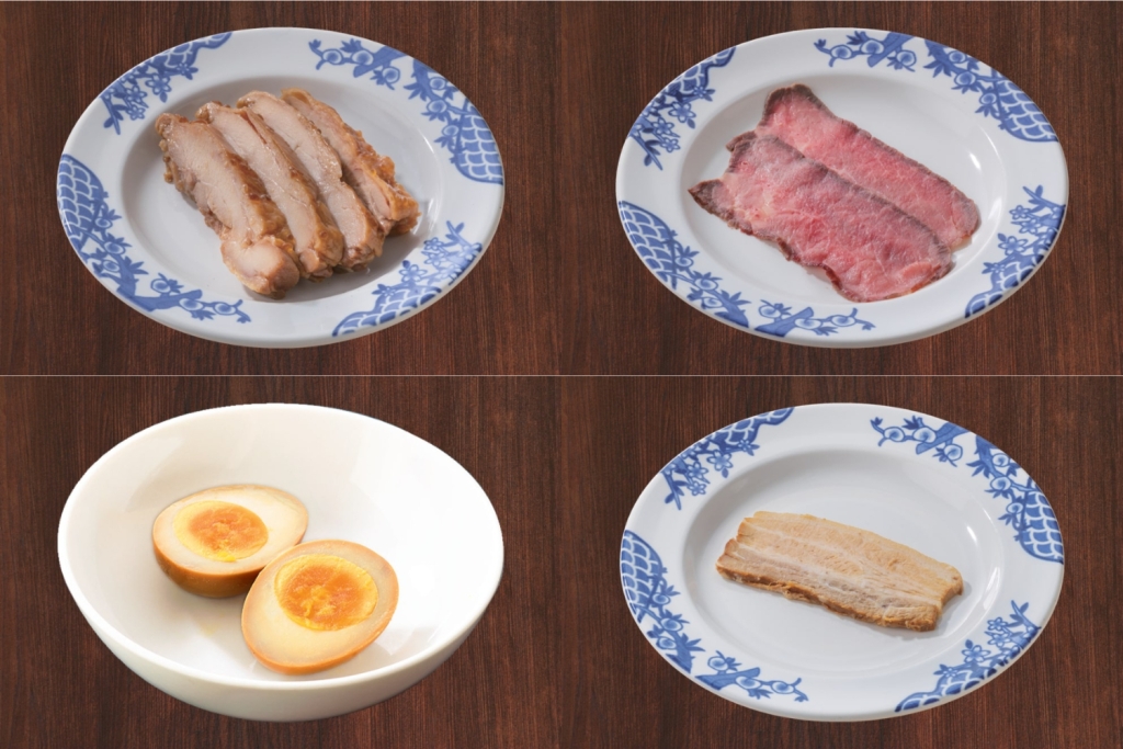 バーミヤン、トッピングの鶏の照り煮、ローストビーフ、味付け玉子、自家製焼豚