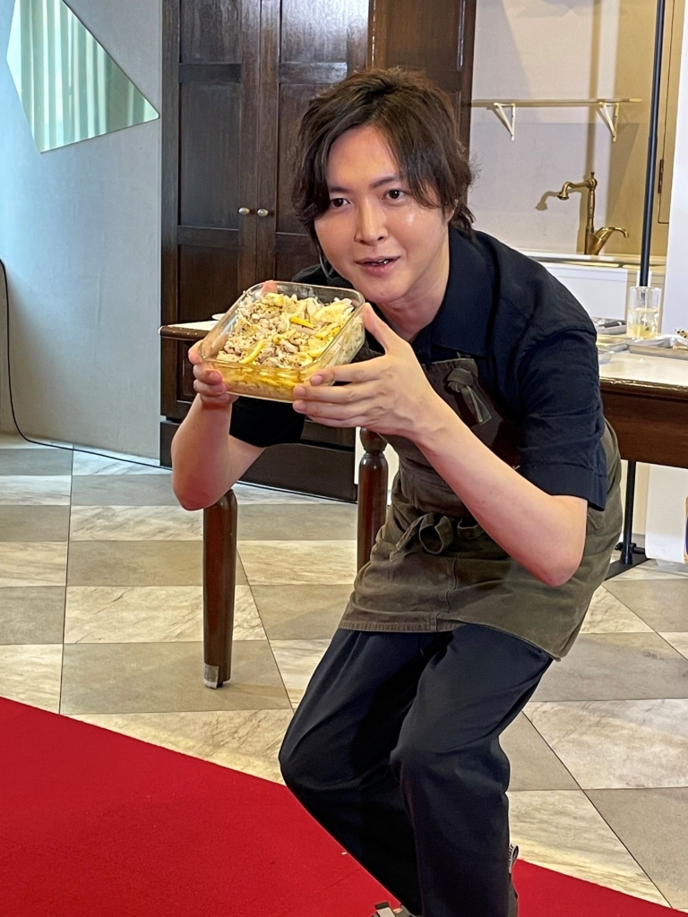 新レシピ「ねぎ塩レモンささみ」を紹介するリュウジさん