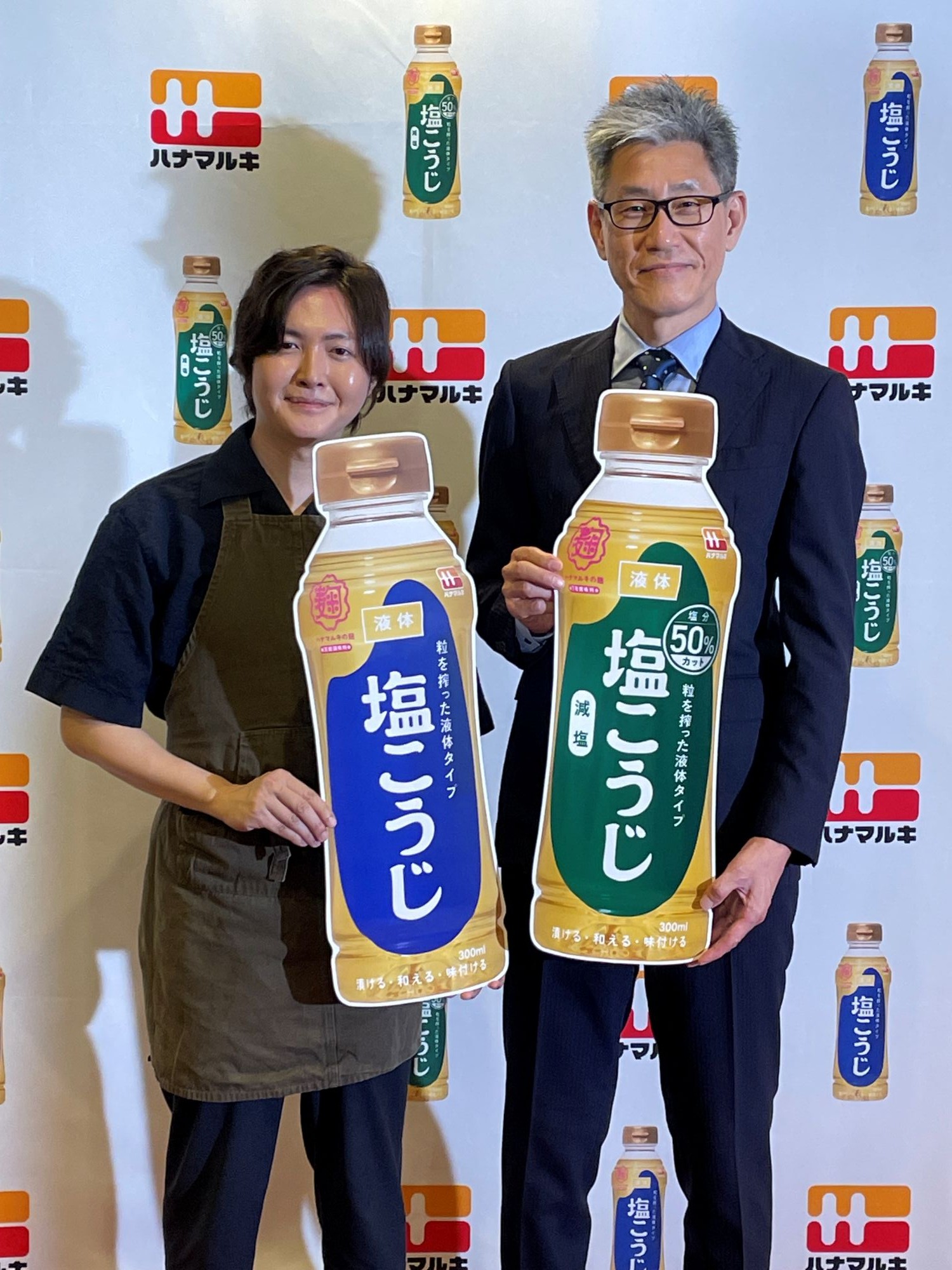 リュウジさん(左)と平田取締役マーケティング部長