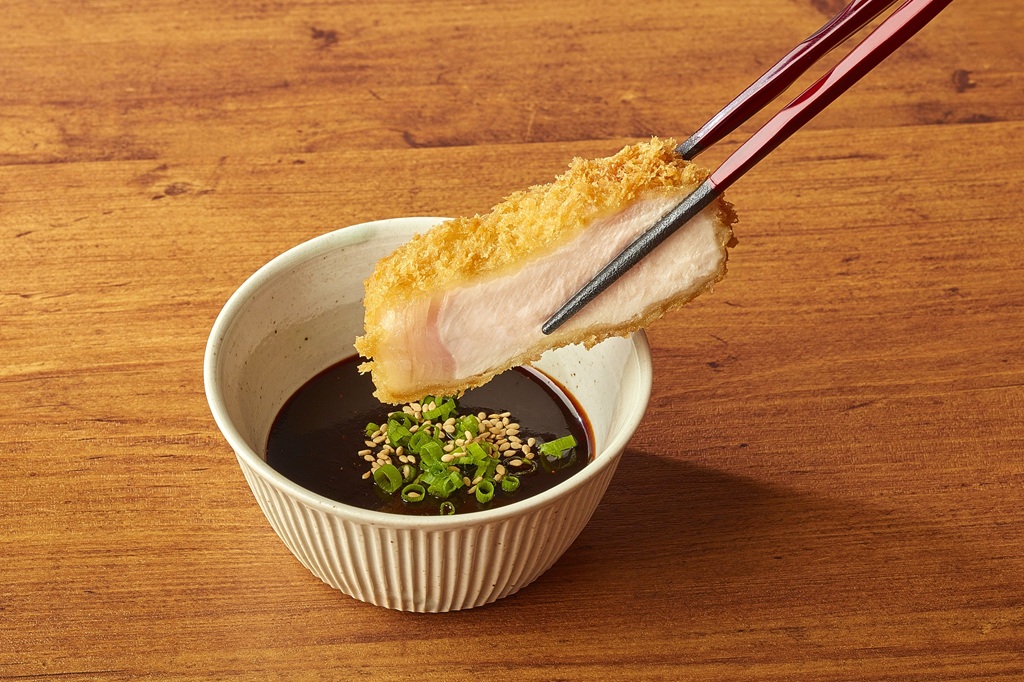 さぼてんでは、愛知県産の「八丁味噌だれ」を付けて食べるのをおすすめしている