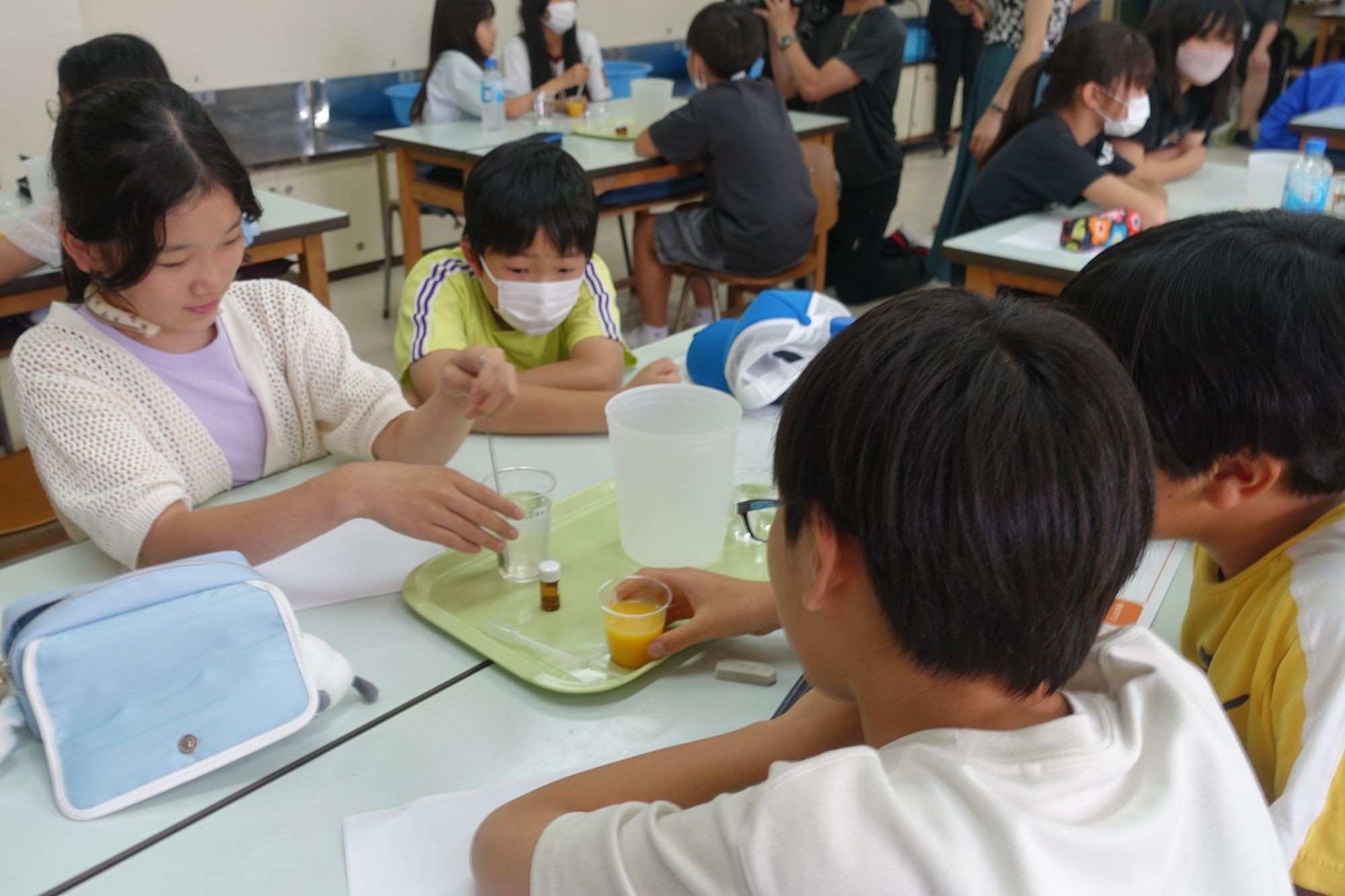 出前授業でオレンジジュース作りに挑戦