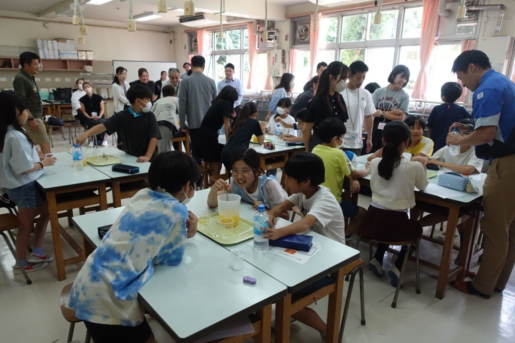 出前授業には保護者も参観に訪れた