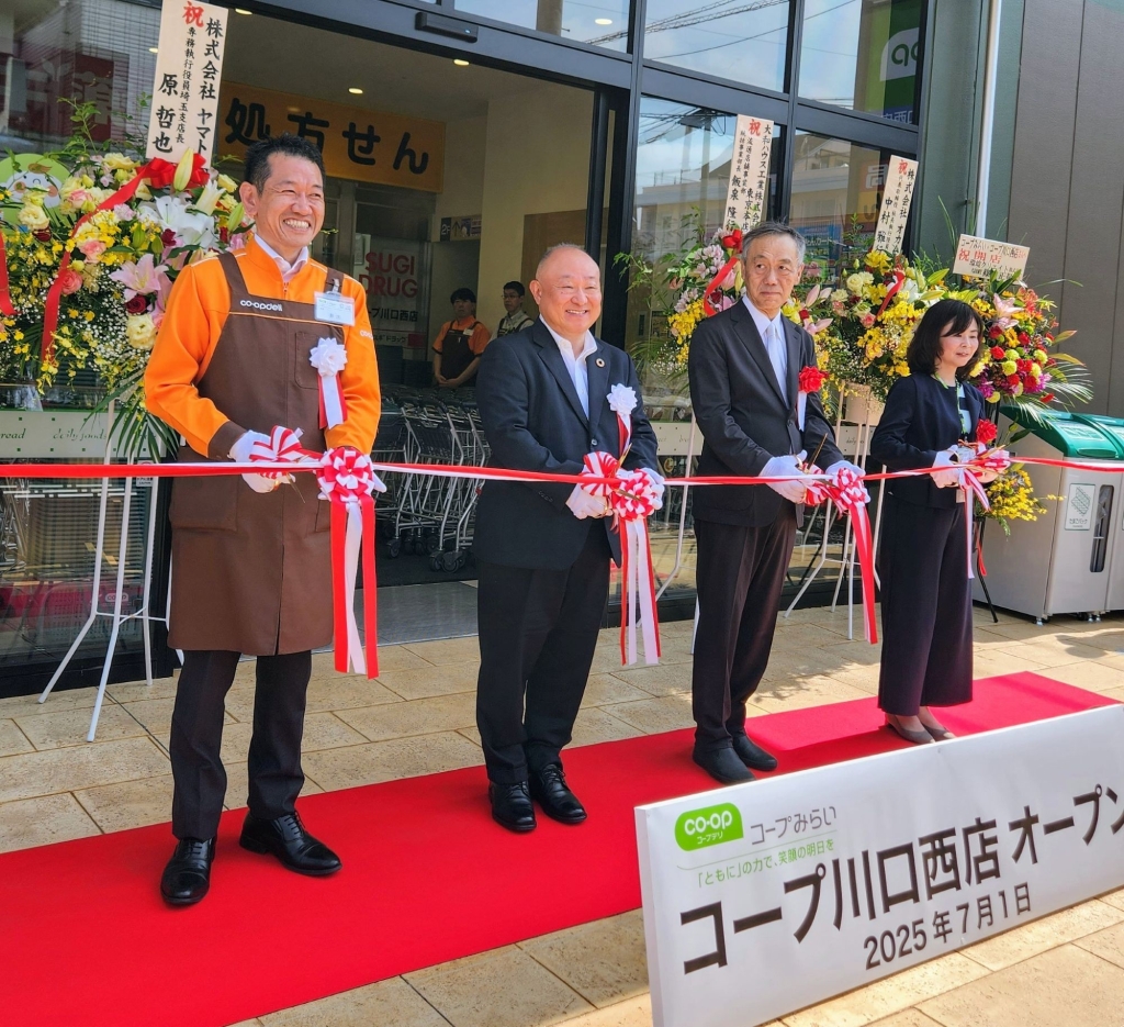 オープニングセレモニー、(左から)井出亮店長、熊﨑代表理事理事長、町会長、福間敬子委員長
