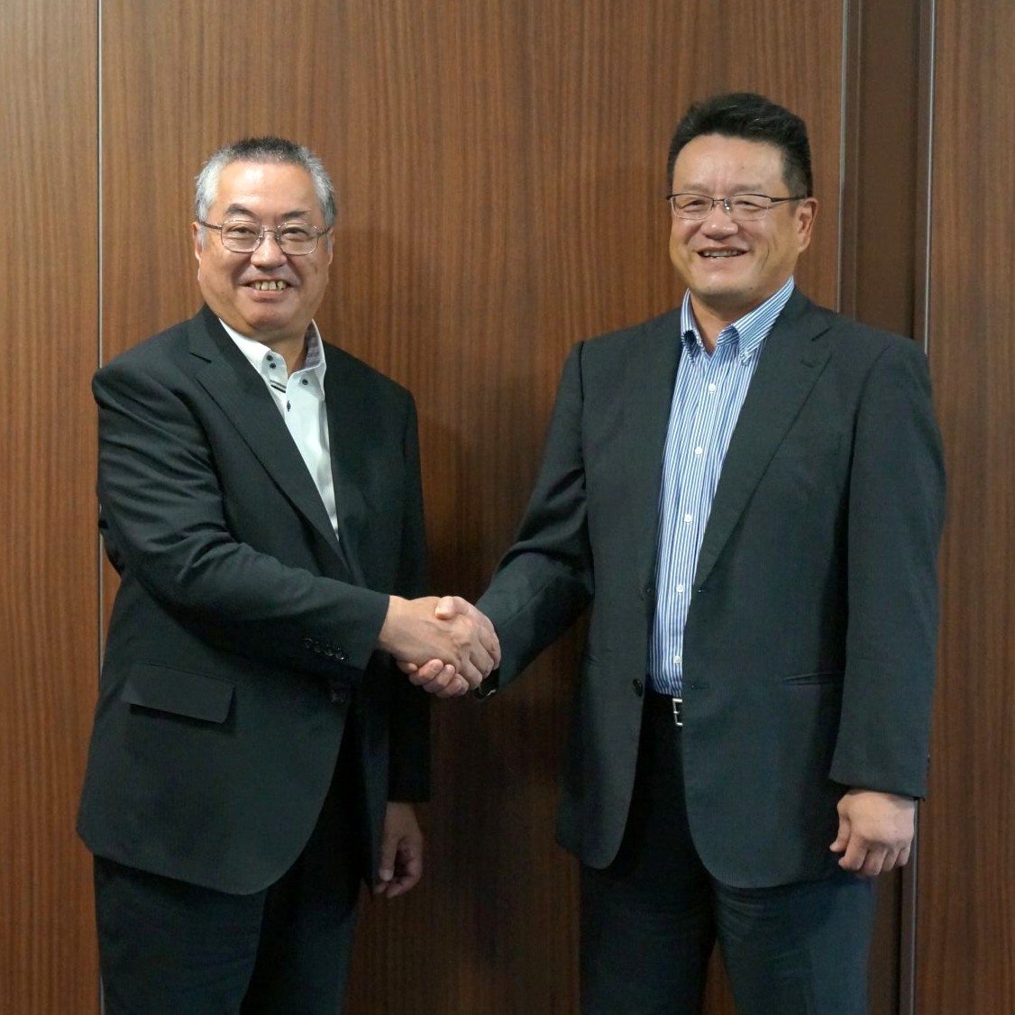 日東ベスト 嵯峨秀夫社長(左)と塚田莊一郎会長