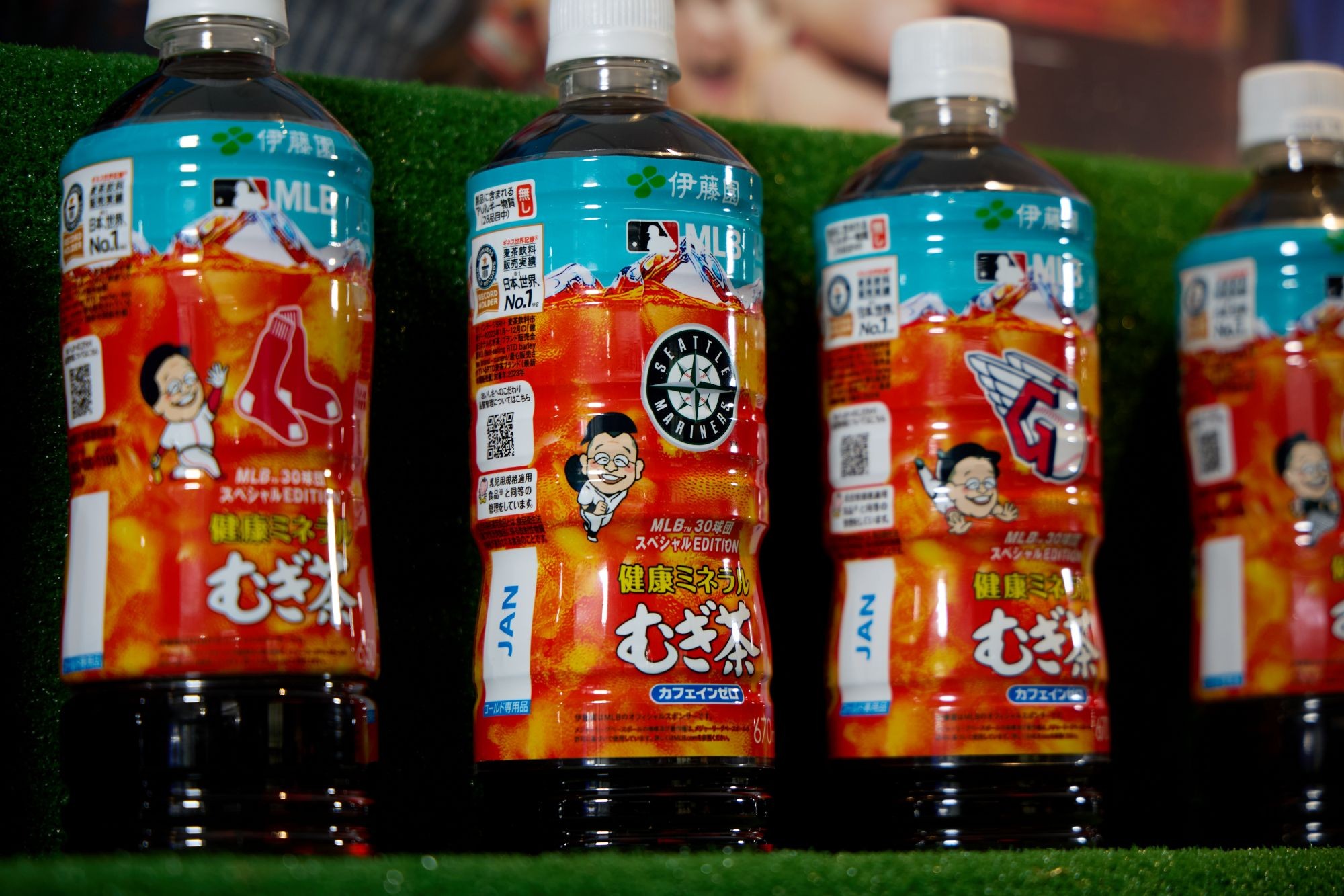 「健康ミネラルむぎ茶 MLB 30球団スペシャルエディションボトル」