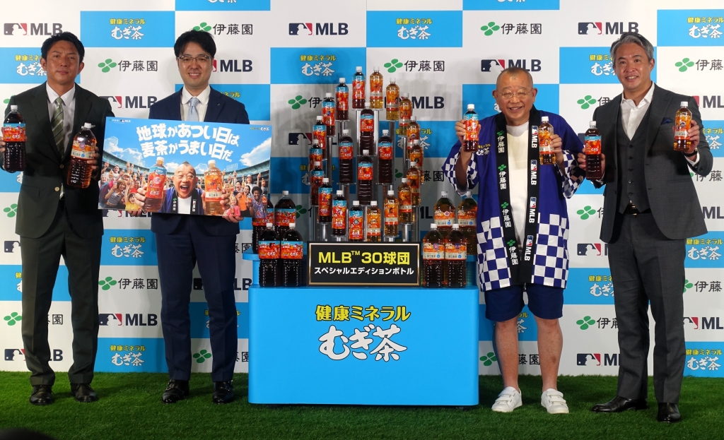 (左から)川﨑さん、黒岡マネジャー、鶴瓶さん、五十嵐さん